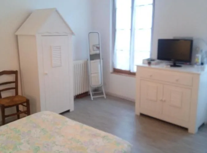 Vieux-Cognac, Chambre Avec Sa Salle De Bain Privative