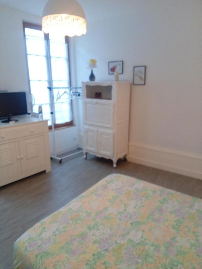 Vieux-cognac, Avec Sa Salle De Bain Privative